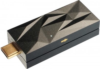 iFi Audio iSilencer Max strømforsyning, perspektivvisning, rektangulær form, tekstureret overflade, forgyldt USB-stik
