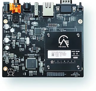 Sort elektronisk kort med elektroniske komponenter, stik og LCD-skærm, der viser "Alle forbindelser ok! Tryk på kontrolknappen for at starte"