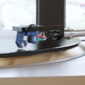 Un braccio di giradischi argentato con una testina blu e cavi colorati poggia su un disco in vinile nero
