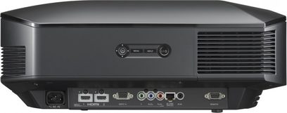 Sony VPL-HW30ES sort videoprojektor, set forfra med linse, knapper og tilslutninger på bagsiden