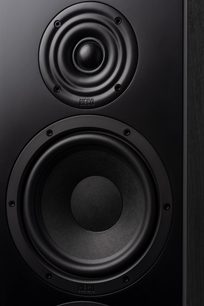 Sloupový reproduktor Heco AURORA XT 700 v tmavém dubu, detailní pohled zepředu, dva černé kruhové reproduktory, texturovaný povrch