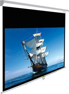 Lumene Capitol premium 280C projektionsskærm, 16:9 format, vægmonteret, viser et billede af en stor sejlbåd sejlende på et blåt hav