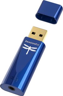 Convertitore audio USB Audioquest DragonFly cobalto blu con libellula bianca, connettore USB e presa jack, visto di fronte e di lato