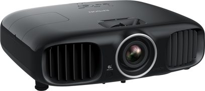 Epson EH-TW6000 sort videoprojektor, set forfra, decentraliseret linse, sideventilationsgitre, frontsensor
