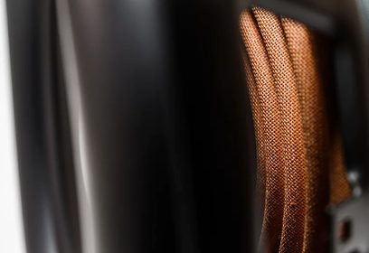 Velodyne Deep Blue 12 sort subwoofer, nærbillede af fronten, gylden metalgitter med sekskantede masker