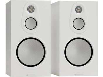 Fehér Monitor Audio Silver 100 8G állványos hangsugárzópár, elölnézetben, három látható hangszóróval