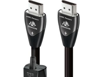 To HDMI-kabler fra Audioquest Dragon eARC Priority, med sølvbelagte stik, mat sort kabelhylster med Dragon-logo og retningspile, på hvid baggrund
