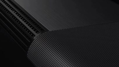 Barra audio Sennheiser AMBEO Soundbar Max nera, vista ravvicinata frontale, griglia metallica forata, superficie opaca testurizzata