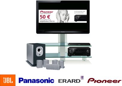 Panasonic hjemmebiografsforstærker, JBL højttalere, Pioneer Blu-ray-afspiller og fladskærm, der viser en Pioneer-reklame for en 50€ tilbagebetaling fra 28/11/2011 til 15/01/2012 ved køb af en VSX 521-forstærker