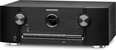 Marantz SR5009 sort hjemmebiografsforstærker, set forfra, sort front med sølvfarvede knapper og drejeknapper, blå display i midten