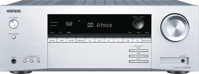 Forsiden af en Onkyo TX-SR494 sølvfarvet hjemmebiograf-forstærker med display, knapper og lydstyrkehjul