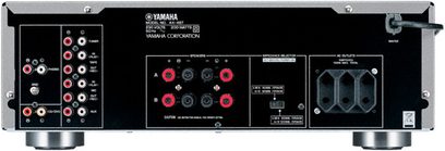 Yamaha AX-497 stereo hi-fi forstærker, set forfra, med audio-stik, indstillingskontroller og digitalt display