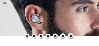 Åbne hi-fi hovedtelefoner Technics EAH-AZ60 sort, nærbillede af en mands højre øre med hovedtelefonen på, set fra siden