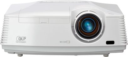 Bílý videoprojektor Mitsubishi FD630U, pohled zepředu, objektiv uprostřed s modrou čočkou, tlačítka a porty na pravé straně