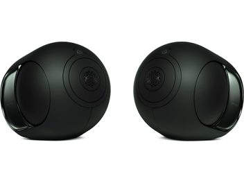 Due casse acustiche DEVIALET Phantom Ultimate 108 dB Deep Forest, scocca opaca verde in plastica, radiatori laterali, vista a tre quarti