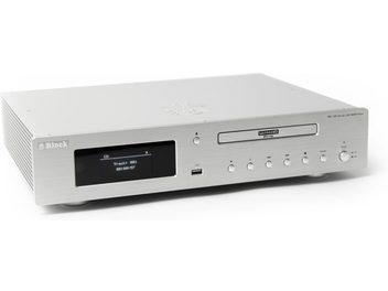 Ezüst színű Block HD-120 magas minőségű CD-lejátszó, hosszan csiszolt alumínium tokkal, bal első háromnegyedes nézetben, fekete kijelzővel, középre helyezett CD-tálcával, USB-porthoz és az elülső panelen sorban elhelyezett öt kör alakú gombbal