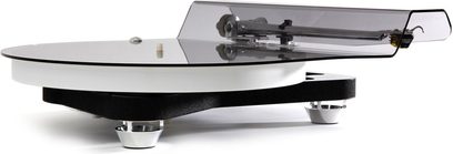 Giradischi hi-fi Rega Naia con testina Aphelion 2 MC, vista laterale, base nera, piatto trasparente, coperchio sollevato, piedini metallici