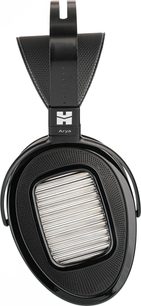 Sluchátka Hifiman Arya s otevřenou konstrukcí, pohled zepředu, oválný černý perforovaný náušník s kovovou stříbrnou mřížkou
