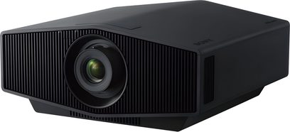 Sony VPL-XW5000ES svart videoprojektor, sett forfra og litt fra siden, med linseåpningen til venstre på den vertikalt rillede frontplaten