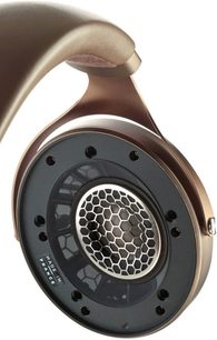 Åben hi-fi hovedtelefon Focal Clear MG, nærbillede af højre ørekop, der viser den honninggavlformede højttaler