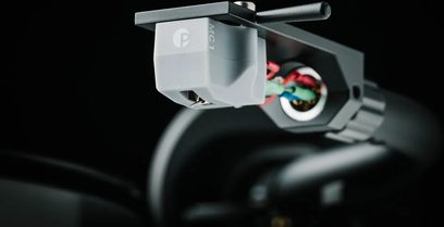 Pickup til hi-fi pladespiller Pro-Ject Pick It MC1 grå med farvet kabelføring og montering på sort tonearm i nærbillede
