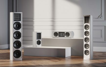 Sæt hvide Piega hi-fi‑højttalere: gulvhøjttalere, centerhøjttaler og reolhøjttalere i moderne stue
