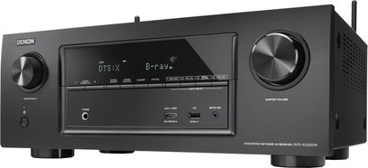 Denon AVR-X3300W zwarte home cinema-versterker, vooraanzicht, blauwe display, zilveren knoppen en draaiknoppen, HDMI- en audio-aansluitingen