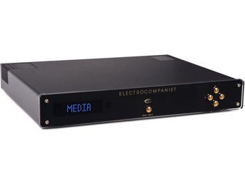 Síťový audio přehrávač Electrocompaniet ECM 1 MKII černý, přední panel s modrým displejem "MEDIA", čtyři zlatá tlačítka vpravo
