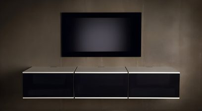 Nástěnný audio‑video nábytek Unnu Classic Series Model 210 large, bílé třímodulové tělo, černé skleněné dveře, čelní pohled