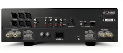 Bryston BI-200 daudzkanālu jaudas pastiprinātāja aizmugures skats ar XLR, RCA, skaļruņu spailēm un tīkla portiem