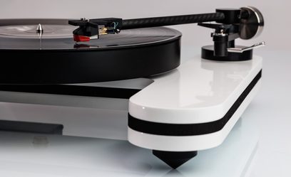 Hvid Luphonic H2 pladespiller uden pickup, tæt forfra, sort tonarm med modvægt og løftearm