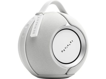 Přenosný Bluetooth reproduktor DEVIALET Mania bílý, sférický design s integrovanou rukojetí, pohled ze tří čtvrtin