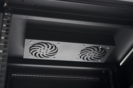 Twee zwarte ronde ventilatoren met spiraalvormige roosters bevestigd op een metalen plaat in een zwarte rechthoekige behuizing