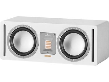 Cassa centrale AudioVector QR Center SE bianca, con cabinet in legno bianco opaco, vista di tre quarti anteriore destra, pannello frontale dotato di due altoparlanti circolari grigi con bordo nero, tweeter a nastro rettangolare centrale e due fessure di accordo verticali laterali
