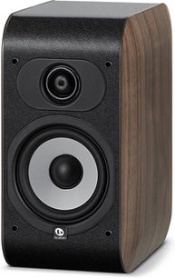 Boston Acoustics M25 højttaler i valnøddetræ, set forfra i 3/4 vinkel, mørkt træhøjttaler-kabinet, sort højttaler