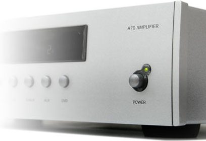 Arcam DIVA-A70 sølvfarvet stereo hi-fi-forstærker, set forfra, med knapper, grønt lys og hovedtelefonstik på forsiden