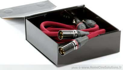Balancerede XLR-kabler fra MPC Audio, rød og grå, med forgyldte stik, i åben sort æske, set ovenfra