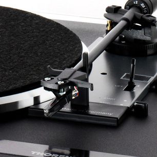 Thorens TD 170-1 EV mat sort pladespiller, nærbillede fra 3/4 forrest til højre af tonearmen med pickup og modvægt