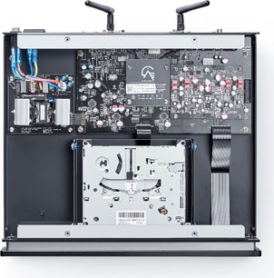 Indvendigt syn af en åben sort Primare CD15 Prisma CD-afspiller, der viser læsemekanismen og de elektroniske kredsløb