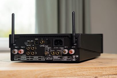 Ampli hi-fi stéréo Cyrus ONE HD Cast noir, vue arrière montrant les connecteurs audio et antennes Wi-Fi repliées