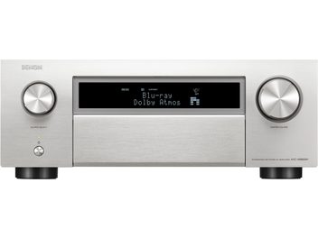 Ampli home-cinéma Denon AVC-X6800H argent, vue de face, affichage bleu sur écran, deux boutons rotatifs argentés