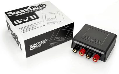 Príslušenstvo pre kábel SVS SoundPath Speaker Level, čierna skrinka s logom SVS, 4 audio konektory červenej a čiernej farby, biela a čierna škatuľa