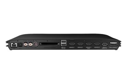 Rektangulært sort kabinet med HDMI-, USB-porte og One Connect-stik, set forfra