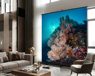 Schermo di proiezione su supporto con immagine di barriera corallina sottomarina multicolore in un soggiorno moderno