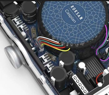 Integrert hi-fi stereoforsterker Roksan CASPIAN 4G, sett fra vinkel, elektroniske komponenter, fargerike kabler, sølvfarget riflet knapp