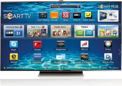 Televizor Samsung Smart TV zobrazující nabídku aplikací na tapetě s motivem vody a modrými odlesky