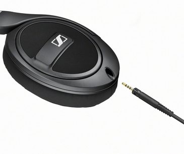 Åbent hi-fi hovedsæt Sennheiser HD-569 i sort, set fra venstre profil, oval ørepude med sølvfarvet logo, sort jackledning