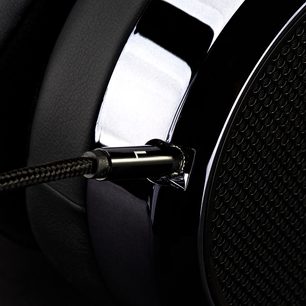 Hifiman HE400i hovedtelefoner set fra siden, sort transducer og krombelagt gitter, sort hovedbøjle og ørepuder, sort flettet kabel
