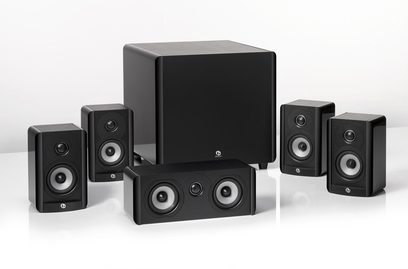Pakke med kompakte Boston Acoustics A 2310HTS sorte højttalere, 5 satellitter og 1 kubisk basreflekskabinet, set forfra
