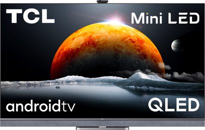 TCL 65C821 TV-skærm, der viser en planet med en rød og orange overflade mod en baggrund af et iskoldt, bjergfyldt landskab